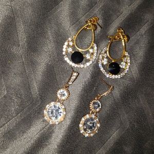 2 PAIRS OF EARRINGS